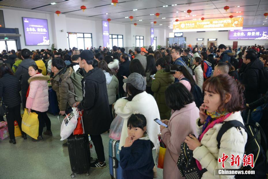 两男吃我奶头一边一个3p