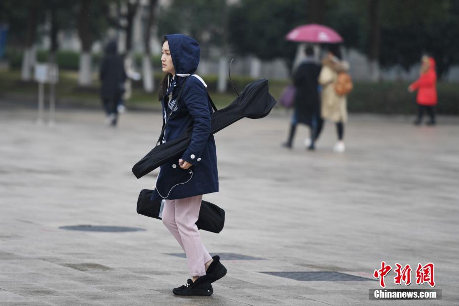 班花趴下让我 了一节课