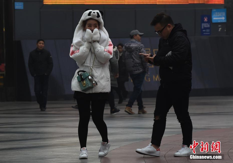下载成年人看黄色三级片免费