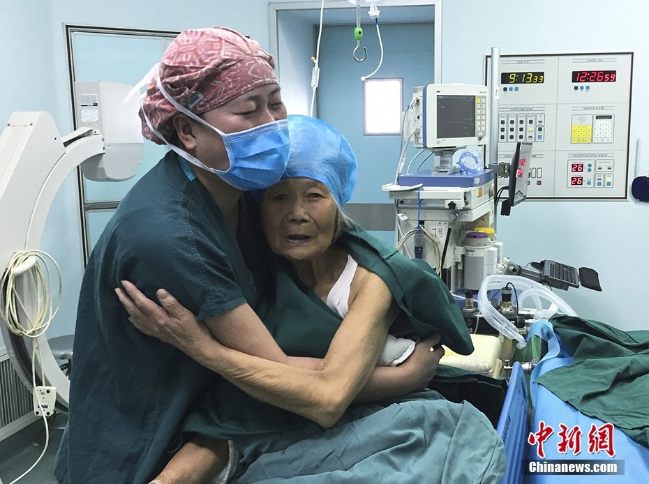 肉伦疯狂肉体 公交车动漫