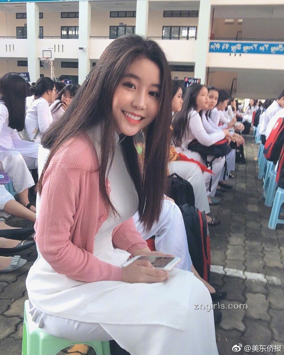 伸进女同桌乳沟里摸爽了电影