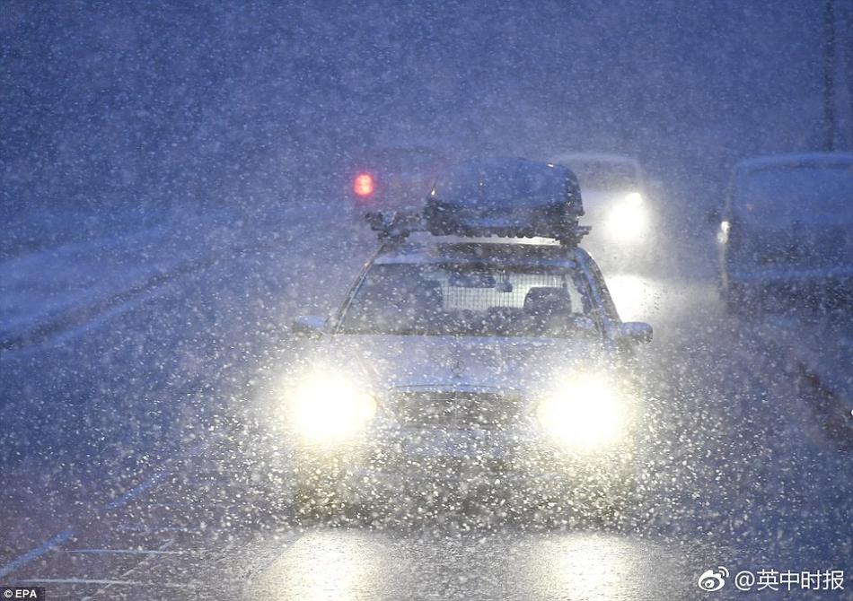 给大家科普一下男生和女生一起轮滑鞋