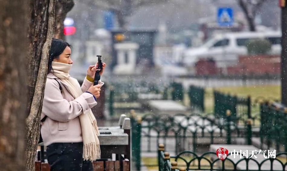 KTV把奶罩解开让客人摸