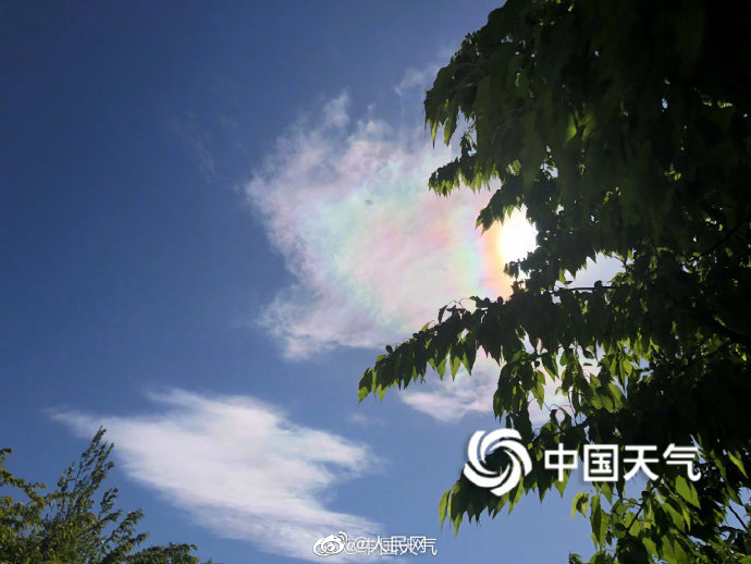 美女吃奶头网站
