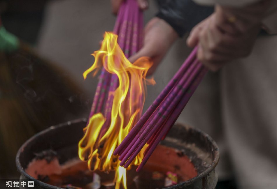 动漫人物扒开腿狂 触手