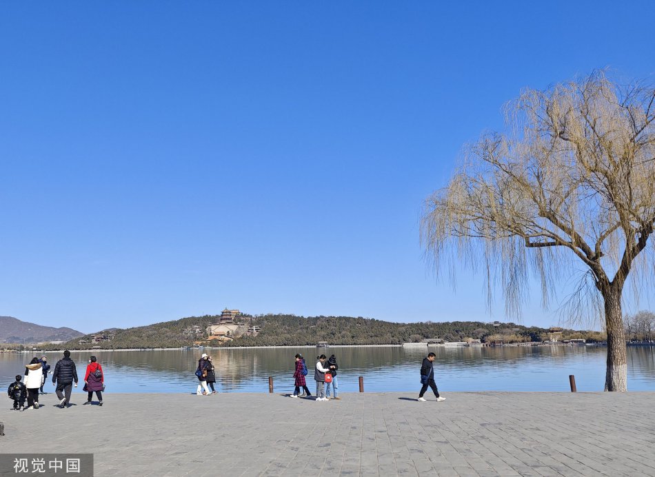 女生尿尿