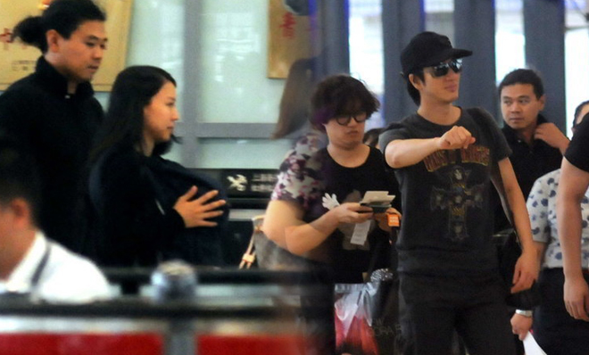 王力宏独自大步走 老婆抱娃苦跟随