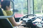 遂宁女司机边开车边看电视 乘客惊了一身汗