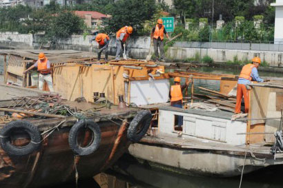 上海最大水上违建“僵尸船”被拆 已存在8年