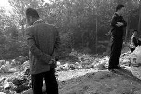 货车侧翻村民哄抢大米 有人用三轮车拉