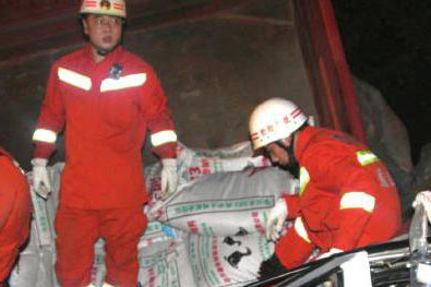 成乐高速发生追尾 货车被商务车撞翻致1死8伤