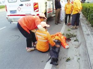 成都环卫工被撞倒 好心人欲扶犹豫几下又走了