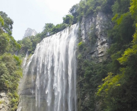 三峡大瀑布现石脸守护神