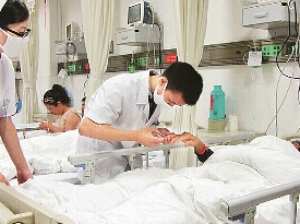 江城男护士为患者剪指甲感动网友