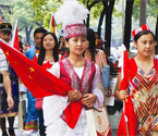 少數(shù)民族學生社區(qū)送國旗