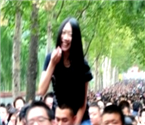 小伙扛女友游動物園