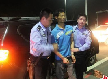 少年因他人辱骂持刀杀人 20年后被抓泣不成声 