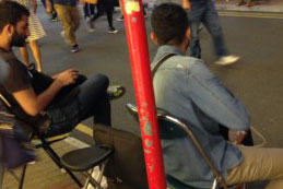 香港苹果店外黄牛扎堆：买卖iPhone俨然集市