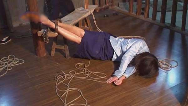 女子闹分手被拘禁成性奴 恰遇债主打上门逃脱