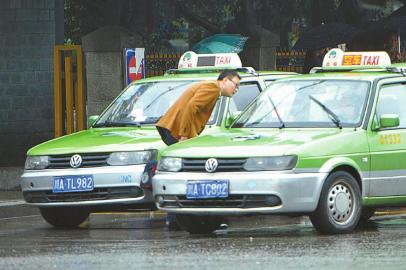 成都多地现出租车亮空车灯停路边 司机却拒载