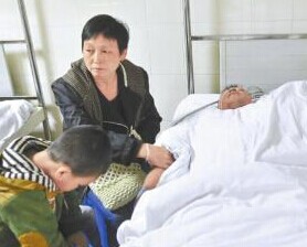 成都一小区保安遭投诉丢饭碗 提刀砍业主