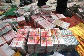 女子成都购买假币被男朋友诈骗 花8万买50万冥币