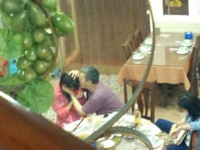 强吻女生川美副教授白天现身成都 晚上又开喝了