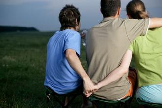 自贡男子疑老婆与姐夫暧昧 持刀威逼姐夫跳桥致其死亡