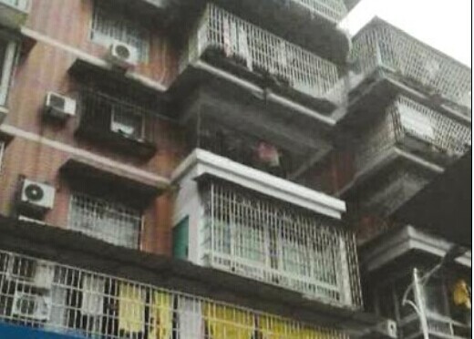 内江男孩头卡5楼护栏悬空 消防割栏救人