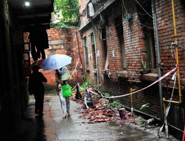 避水坑躲落石 成都老人买菜如闯关