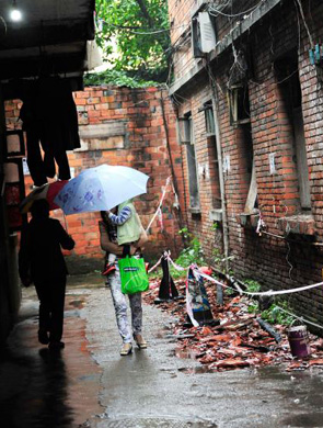 避水坑躲落石 成都老人买菜如闯关