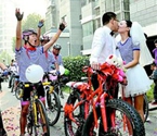 武漢新人穿?；晟莉T自行車迎親