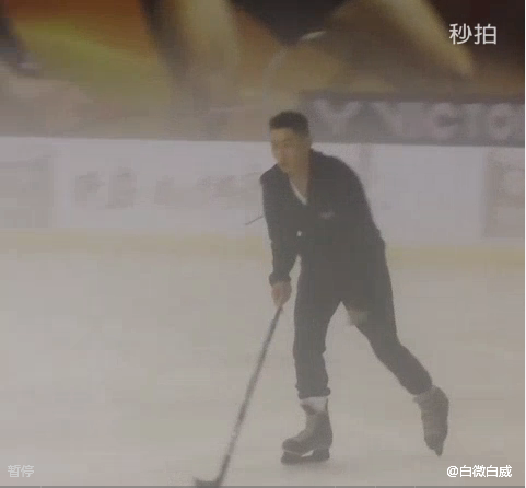 白威变身冰球猛男