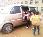 花山黑車塞進20多小學生