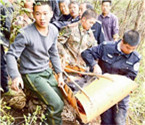 消防員為救老人被困天洞