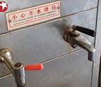 女學(xué)生開(kāi)水潑老師臉