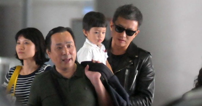 邓超独自返沪等等接机 赶忙抱儿子