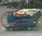監(jiān)拍兩車相撞行人逃生