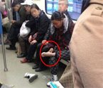 女子輕軌上摳腳