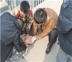 男子跳橋倒懸8米高空