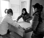 新洲農(nóng)村女教師偏癱不下講臺(tái)