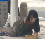 乞丐裝殘偷窺女性裙底
