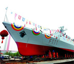 新型護(hù)衛(wèi)艦在漢下水