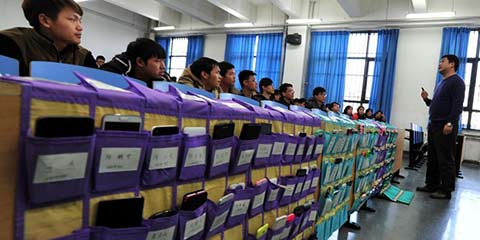 河北一大学拒绝课堂低头族 学生上课人机分离