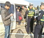 湖北六座面包車擠進(jìn)17人
