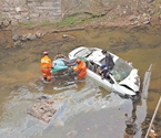宜都小車(chē)沖出公路墜橋