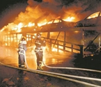 半挂车起火11辆豪车被焚