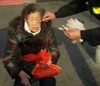宜昌老人摔倒眾人爭相攙扶