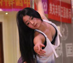 鄭州女孩鋼管上演芭蕾