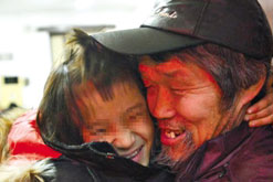 职业乞丐带10岁养女乞讨9年 打伤志愿者